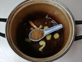 放入一勺十三香