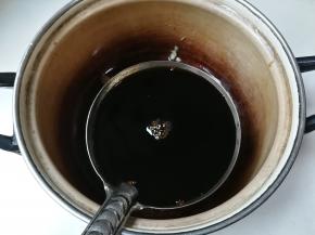 放入一大勺生抽