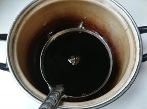 放入一大勺生抽