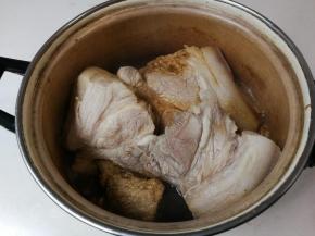 放入前腿肉小火烧二十分钟