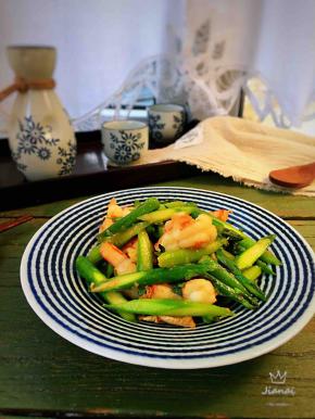 鲜香爽脆的芦笋炒虾仁就做好了，特别简单，但又不失鲜美口感及营养，快来试试吧！