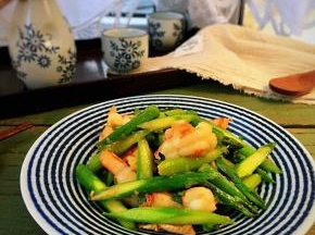 鲜香爽脆的芦笋炒虾仁就做好了，特别简单，但又不失鲜美口感及营养，快来试试吧！