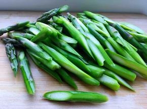 清洗干净，切斜刀段。