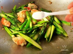 加盐，盐使芦笋的色泽翠绿，翻炒至芦笋入味，即可关火出锅。