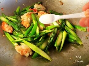 加盐，盐使芦笋的色泽翠绿，翻炒至芦笋入味，即可关火出锅。