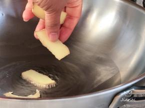 油热，先炒香姜片，姜的味道特别适合与芦笋为伍。