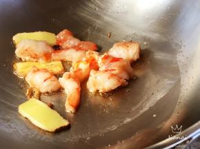 下入虾段翻炒至变色，熟透。