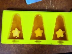 冷冻2小时的百香果冰取出，加上芒果花
