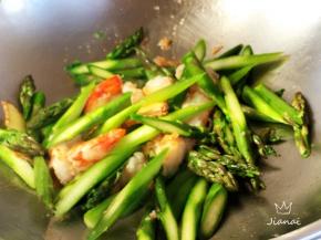 下入芦笋段，翻炒片刻，虾的鲜美被芦笋吸收，使得芦笋很美味哦！