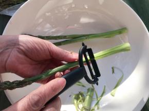芦笋去根部，去掉老皮部分。