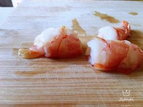 大虾去头去壳，挑虾线，切成三段。