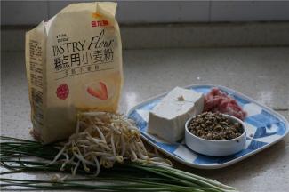 备好所用食材，如图有豆腐，蛤肉，肉末，豆芽，胡葱，糕点用小麦粉。