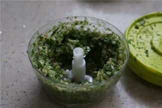 将胡葱还有豆芽用料理器绞至细碎。