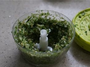 将胡葱还有豆芽用料理器绞至细碎。