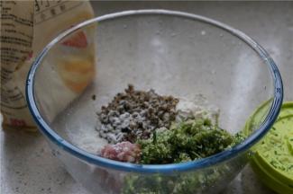 然后将肉末，泡洗过的蛤肉，面粉，胡葱及豆芽末配在一起。