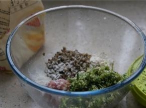 然后将肉末，泡洗过的蛤肉，面粉，胡葱及豆芽末配在一起。