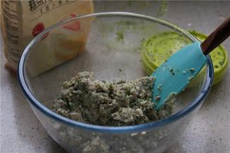 加入玉米油，细盐料酒 拌至食材完全融味。