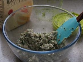 加入玉米油，细盐料酒 拌至食材完全融味。