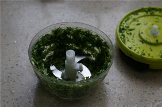 将胡葱料理器打至细碎。