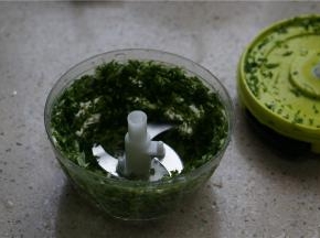 将胡葱料理器打至细碎。