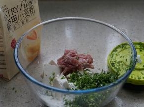 将豆腐，糕点用小麦粉，肉末，葱末拌在一起，加入细盐及玉米油还有胡椒粉拌至上劲入味。