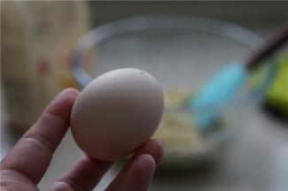 然后再打入一个鸡蛋，再拌至完全融合。