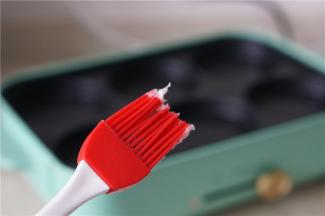 刷上一层薄薄没看，并预热好。