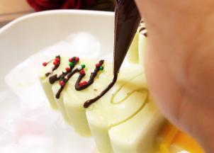 用融化的巧克力挤在凹槽纹路上，边描边撒糖珠，巧克力瞬间冻硬，所以糖珠要撒得快哦。