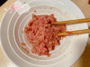 半肥瘦猪肉剁成肉糜，加入盐、油、生抽、黑胡椒粉、玉米淀粉搅打均匀。