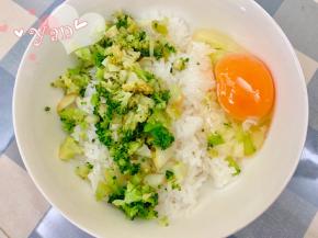 西蓝花焯水切碎，煮好的米饭加入切碎的西蓝花、鸡蛋。