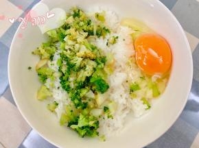 西蓝花焯水切碎，煮好的米饭加入切碎的西蓝花、鸡蛋。