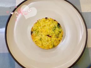 取一块米饼，抹上适量沙拉酱。