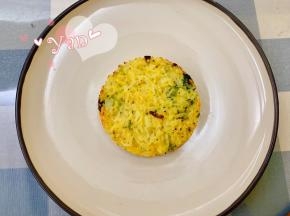 取一块米饼，抹上适量沙拉酱。