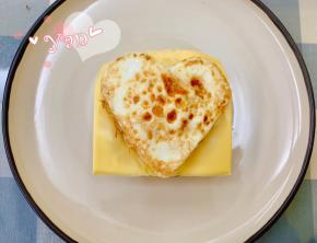 放入鸡蛋，最后放入一块米饼，抹上适量番茄酱。米饭汉堡完成。