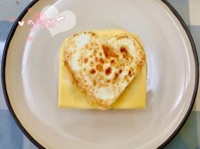 放入鸡蛋，最后放入一块米饼，抹上适量番茄酱。米饭汉堡完成。