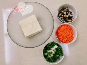 胡萝卜刨丝，干香菇泡软后切粒，青菜切碎。