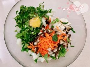 将所有材料放入盆里，打入一个鸡蛋。