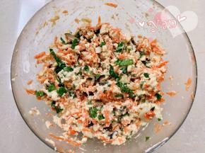 加入适量面粉、盐、鸡粉、胡椒粉搅匀。