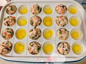 将多功能锅调至中火烧热5分钟，刷上一层薄油，将豆腐蔬菜搓成丸子，放入锅里。