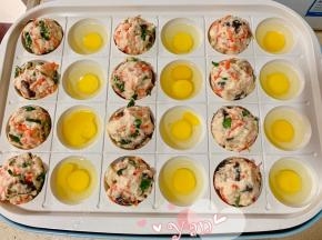 将多功能锅调至中火烧热5分钟，刷上一层薄油，将豆腐蔬菜搓成丸子，放入锅里。