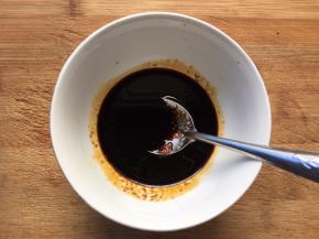 5勺生抽，3勺老抽，一勺白糖混合搅拌均匀