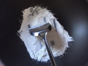 趁冷藏时间把手粉糯米粉炒熟，炒至微黄状态