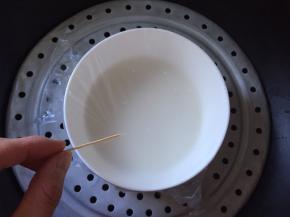 放入蒸锅上蒸15分钟，包上保鲜膜，用牙签扎几个小洞