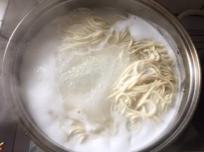 另起锅，水烧沸以后下面，