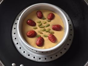 放入蒸锅中，冷水上锅，大火煮至沸腾，关中小火，蒸25分钟，蒸好以后，不要急着开盖，闷5分钟再开盖