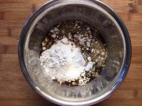 红糖水中加入面粉，搅拌均匀