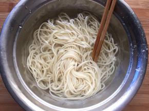 煮熟的面过一下凉水