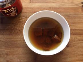 红糖用开水融化，