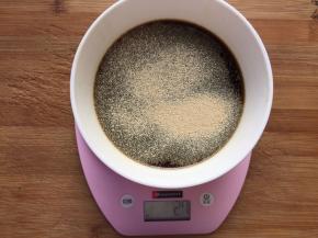 红糖水温热后加入酵母粉拌匀