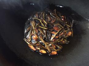 煎至焦黄即可，捞出沥干油备用